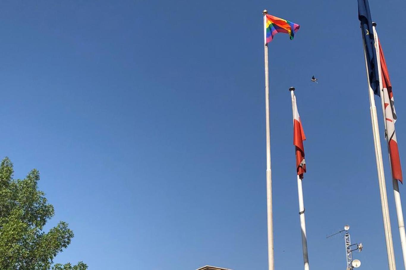 Irak, cinsel sapkınlığı temsil eden bayrağı çeken yabancı büyükelçileri kınadı Irak, cinsel sapkınlığı temsil eden bayrağı çeken yabancı büyükelçileri kınadı
